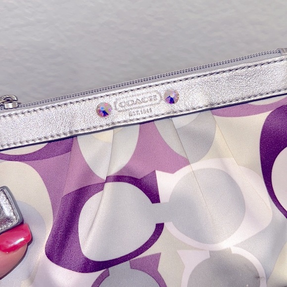 DIVORCE CLEARANCE-TAKING OFFERS Beautiful Coach Wristlet - Picture 6 of 8